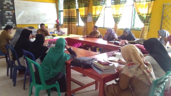 Kepala MAN 2 merangin pimpin rapat pembuatan Soal UMBK bersama anggota KKM