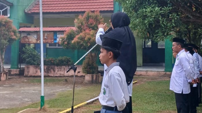 Amanat Pembina Upacara: Guru BK MAN 2 Merangin Bangun Generasi Berkarakter dan Berprestasi