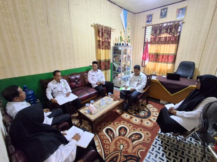 Kepala MAN 2 Merangin gelar rapat evaluasi kinerja Ka.TU dan Para Waka