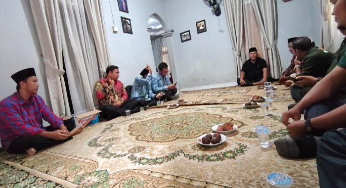 Wujud Solidaritas, Keluarga Besar MAN 2 Merangin Hadir Beri Kekuatan di Rumah Duka