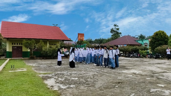 Cegah Kebiasaan Terlambat, Guru BK Bersama Guru Piket MAN 2 MERANGIN Perketat Kedisiplinan Siswa