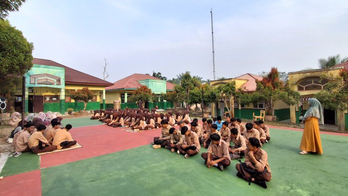 Semangat 45  pagi ini disirami Kultum  dan Sholawat di Man 2 Merangin