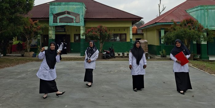 Kekompakan Guru Piket dan Staf TU  MAN 2 Merangin Usai Jalankan Tugas di Pagi Hari