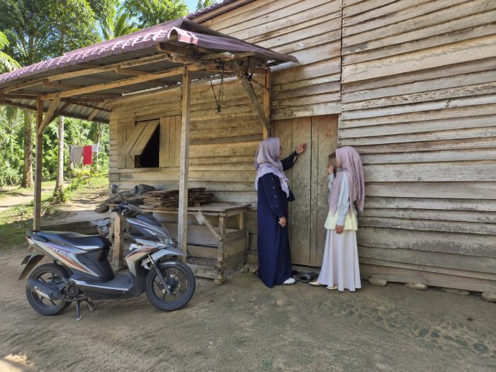 Mengetuk Pintu Demi Masa Depan Siswa: Perjuangan Guru BK dan Wali Kelas MAN 2 Merangin Saat Home Visit