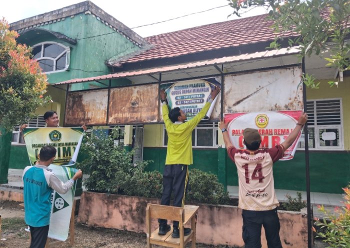 Wajah Baru MAN 2 Merangin: Kepala Madrasah Bersama Staf TU Kompak Turun Tangan Rehabilitasi Papan Merek Ekstrakurikuler