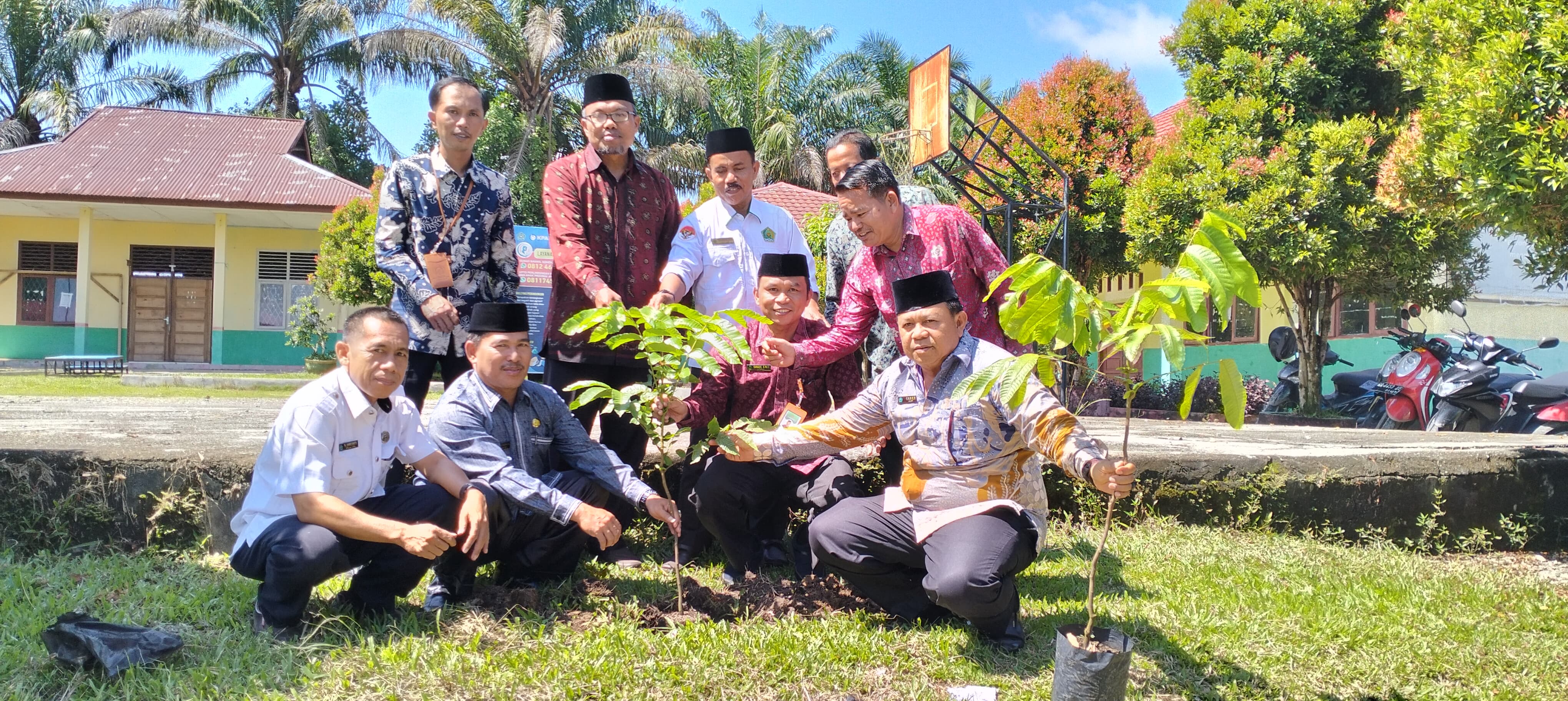 MAN 2 Merangin Ambil Bagian dalam Misi Penanaman 1 Juta Pohon Matoa