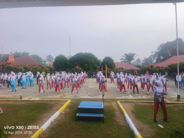 Gelorakan Semangat Pagi, Siswa-Siswi MAN 2 Merangin Padati Lapangan untuk Senam Sehat Mingguan