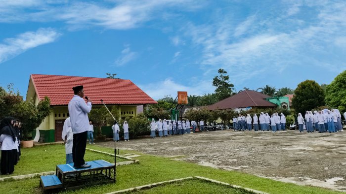 Pimpin Upacara Hari Senin, Kepala Madrasah Tekankan Kedisiplinan Siswa