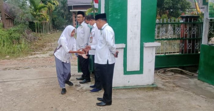 Guru Piket MAN 2 Merangin Sambut Siswa dengan Budaya 5S