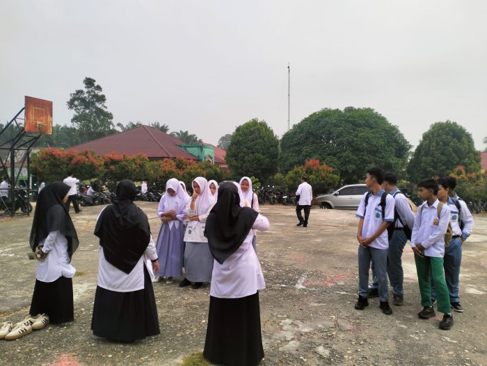 Guru BK Berkolaborasi dengan Guru Piket Berikan Motivasi Kedisiplinan Siswa di MAN 2 Merangin