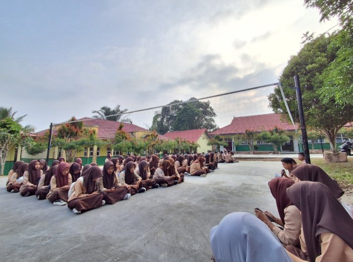 Rutinitas Jumat Pagi, MAN 2 Merangin Gelar Yasinan Bersama di Lapangan Madrasah Rutinitas Jumat Pagi, MAN 2 Merangin Gelar Yasinan Bersama di Lapangan Madrasah